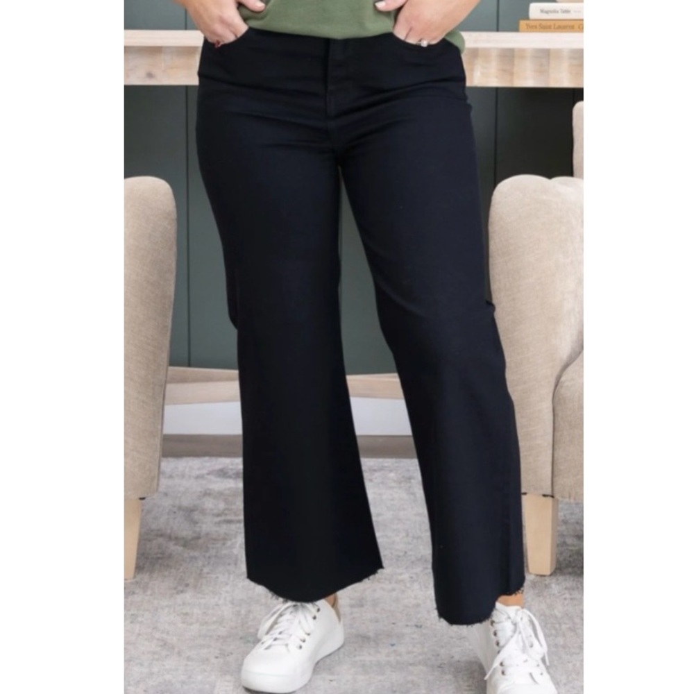 🟠NWT ZENANA Plus Cropped Flare Stretch Pants with Raw Hem in Black